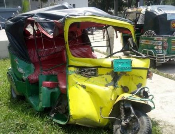 খুলনায় গাড়ির ধাক্কায় অটোরিকশা চুরমার, চালক নিহত