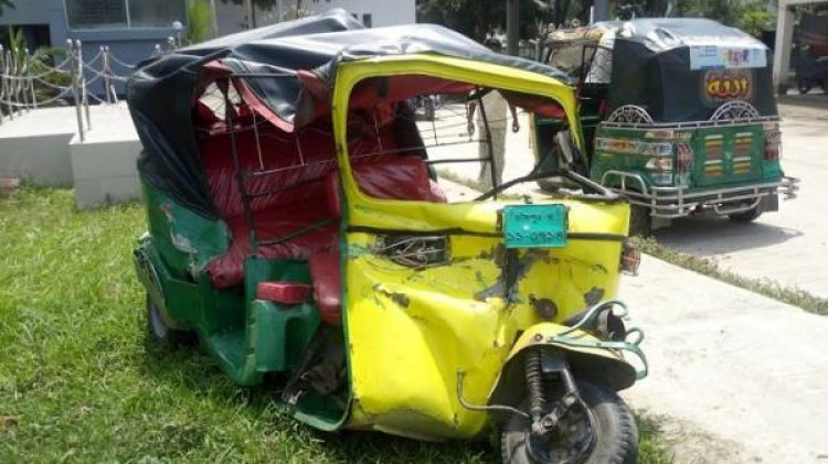 খুলনায় গাড়ির ধাক্কায় অটোরিকশা চুরমার, চালক নিহত