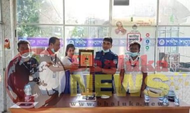 মানবিকতার জন্যে ওসি মাহমুদুল ইসলাম পেলেন ভালুকা উপজেলা প্রেসক্লাব সম্মাননা পদক।