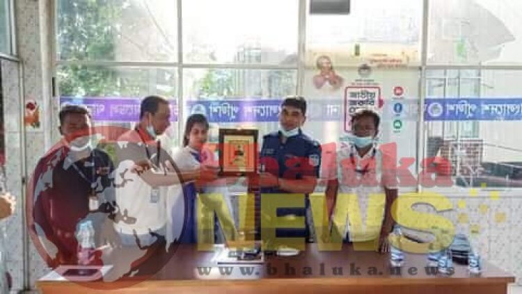 মানবিকতার জন্যে ওসি মাহমুদুল ইসলাম পেলেন ভালুকা উপজেলা প্রেসক্লাব সম্মাননা পদক।