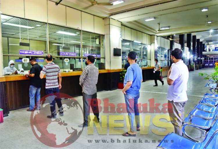 ব্যাংক খুলছে রোববার, লেনদেনের সময় পরিবর্তন